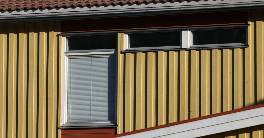 Mannen sköts i sin egen bostad. De andra personerna som var inne i huset blev inte träffade av några kulor. Mannen sköts i sin egen bostad. De andra personerna som var inne i huset blev inte träffade av några kulor.