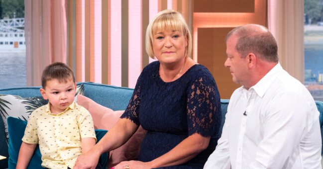 Tony med adoptivföräldrarna Paula och Mark Hudgell.