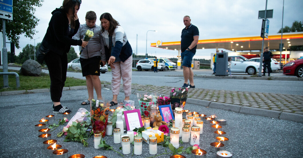 Blommor och ljus på platsen där Adriana, 12, mördades.