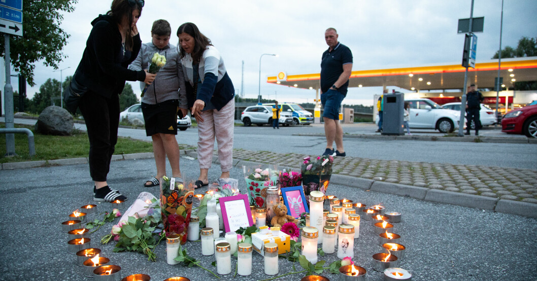Blommor och ljus på platsen där Adriana, 12, mördades. Blommor och ljus på platsen där Adriana, 12, mördades.