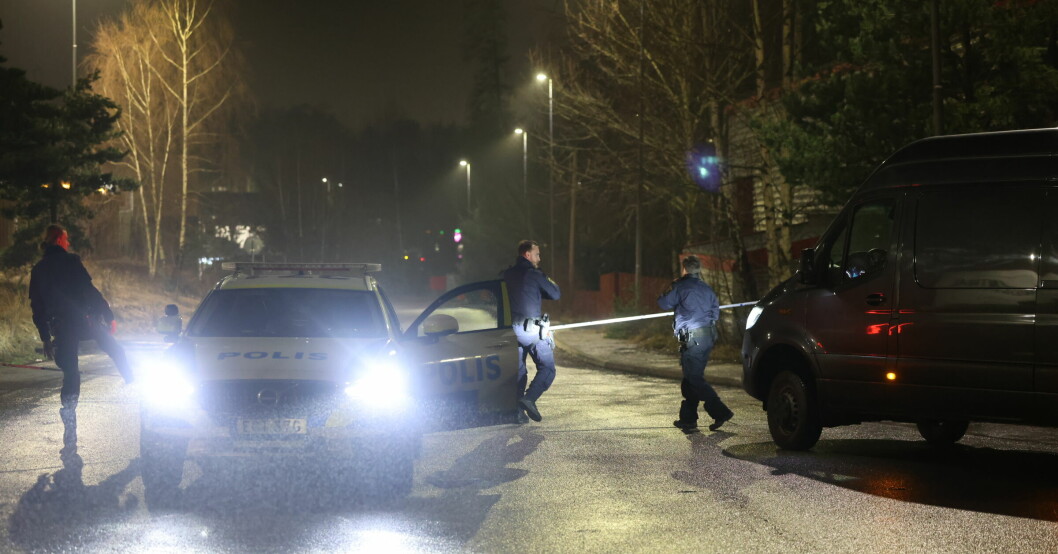 Poliser på plats i Tullinge, Botkyrka kommun.