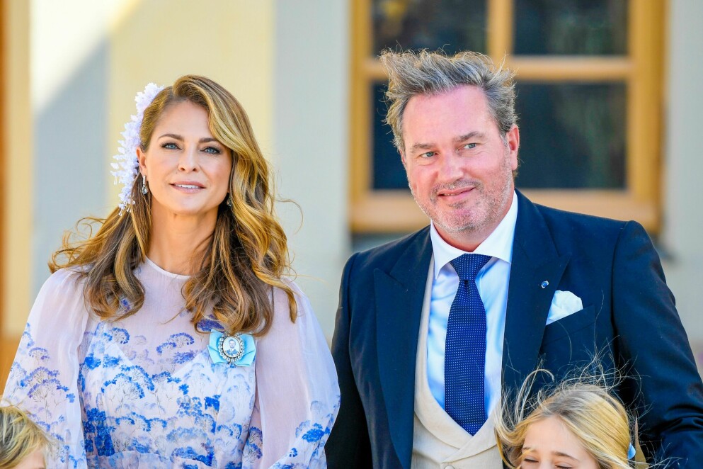 Prinsessan Madeleine och maken Chris O'Neill på prins Julians dop den 14 augusti år 2021. Chris och Madeleine