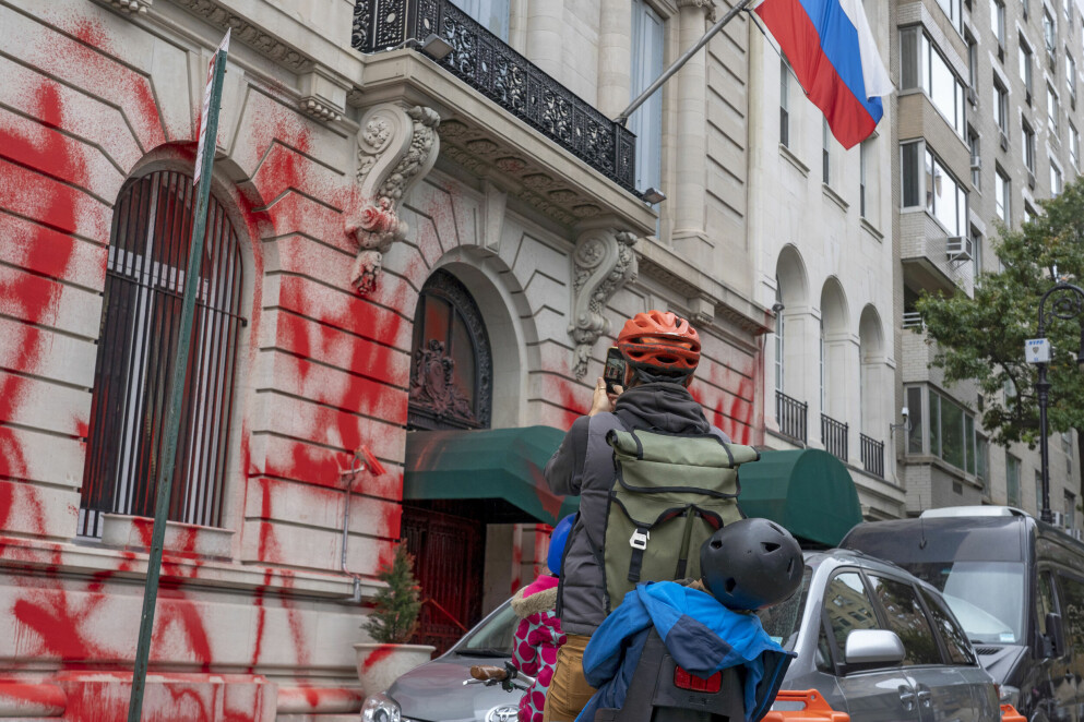 Förutom missnöjet över mobiliseringen har även många motsatt sig Rysslands annektering av fyra områden i Ukraina. Efter att presidenten meddelade annekteringen reagerade många starkt. Bland annat vandaliserades den ryska ambassaden i New York, USA, med röd färg. Ryska ambassaden i New York.