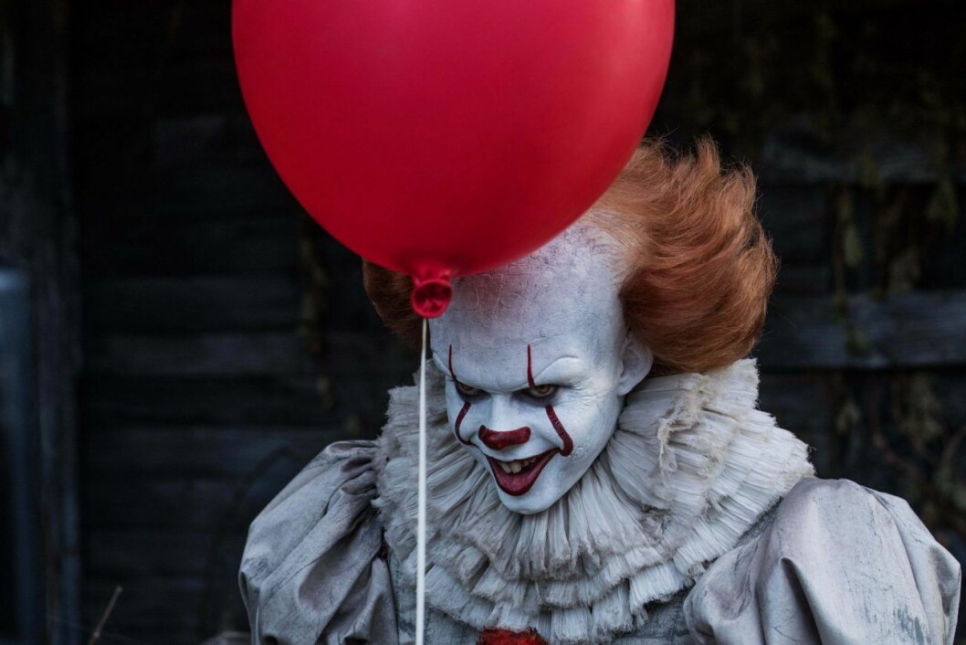 Clownen Pennywise. Clownen pennywise med röd ballong
