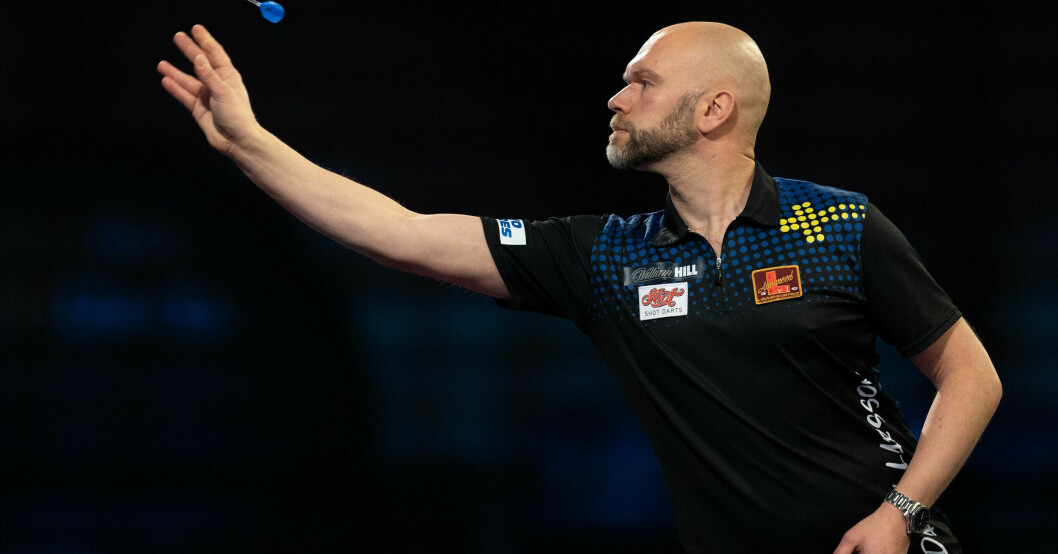 VM i dart har kallats för ”The greatest show on earth”. Daniel Larsson kastar pil.