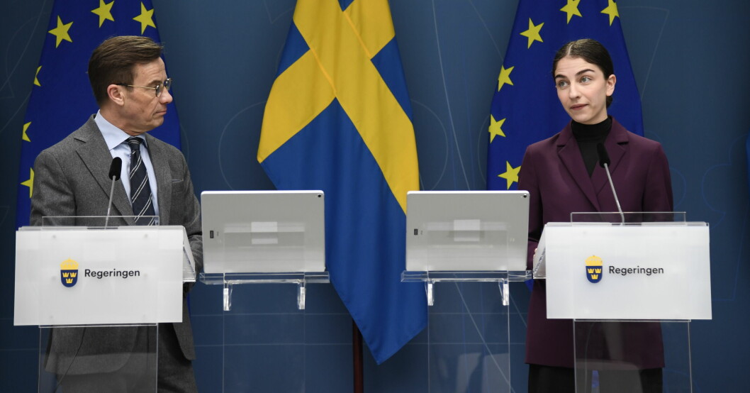 Kristersson och Pourmokhtari presenterar ett förslag om ändrad kärnkraftslagstiftning. Kristersson och Pourmokhtari presenterar ett förslag om ändrad kärnkraftslagstiftning.