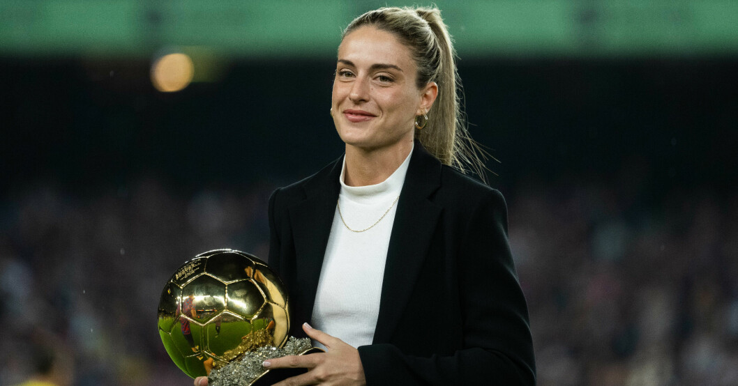 Alexia Putellas, till vardags i spanska klubben FC Barcelona, visar upp Guldbollen som hon fick i oktober. Hon är rankad som världens bästa kvinnliga fotbollsspelare.