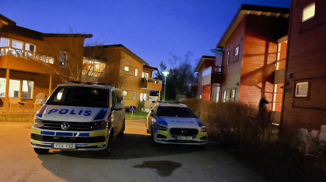 <strong>Polisen larmades i april till parets lägenhet i Älta i Nacka.</strong> Polis på plats vid parets hem i Älta, Nacka kommun.