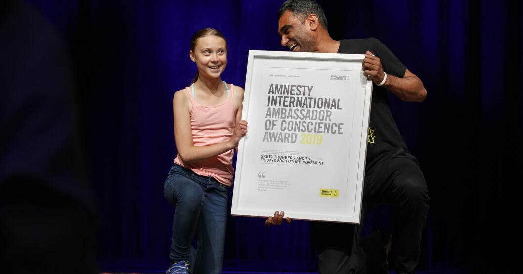 Greta Thunberg tar emot samvetets ambassadörspris från Amnesty Internationals generalsekreterare Kumi Naidoo i Washington 2019. Ett av alla pris Greta har tilldelats genom åren.