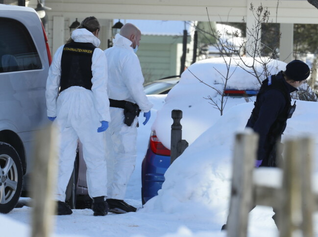 På fredagen erkände den 19-åriga mannen till att ha dödat sin mamma och storebror. Polis arbetar på platsen.