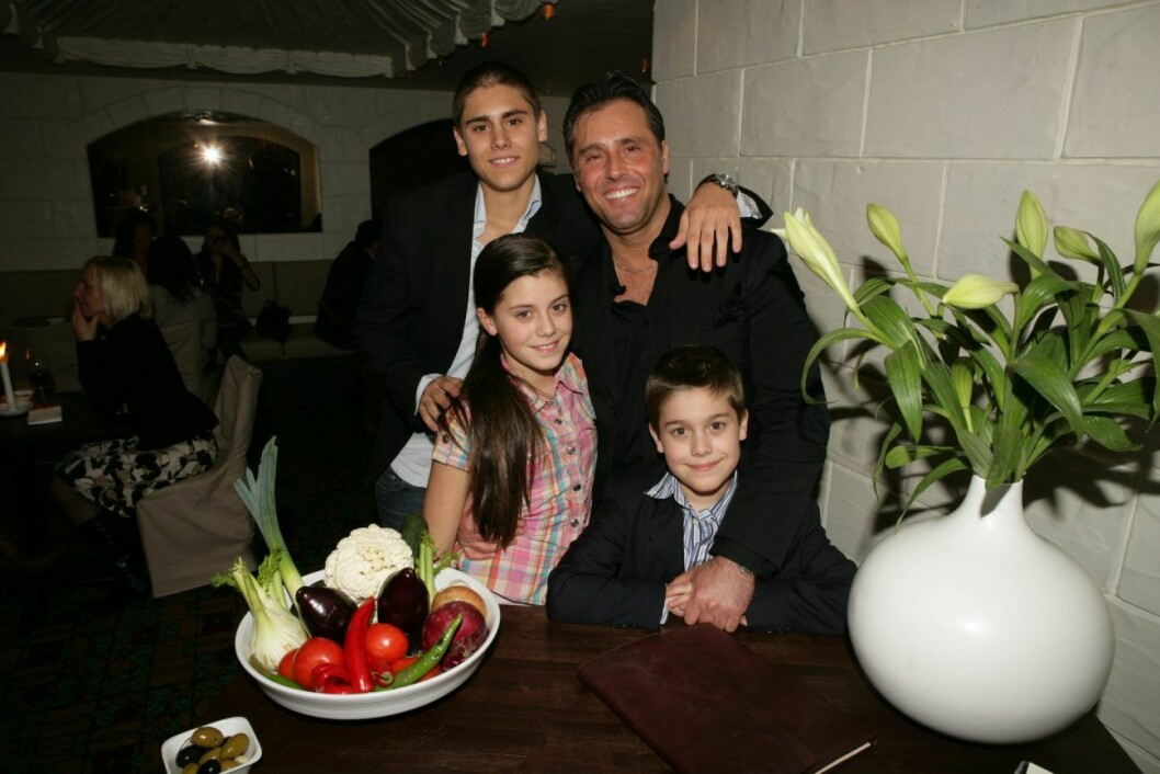 2006. Bianca Ingrosso tillsammans med pappa Emilio och bröderna Oliver och Benjamin Bianca Ingrosso tillsammans med pappa Emilio och bröderna Oliver och Benjamin