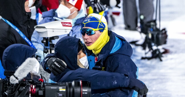 På lördagen tävlar Ebba Andersson, Frida Karlsson, Moa Ilar och Linn Svahn i damernas 15 kilometer skiathlon. Frida Karlsson och William Poromaa kramas.
