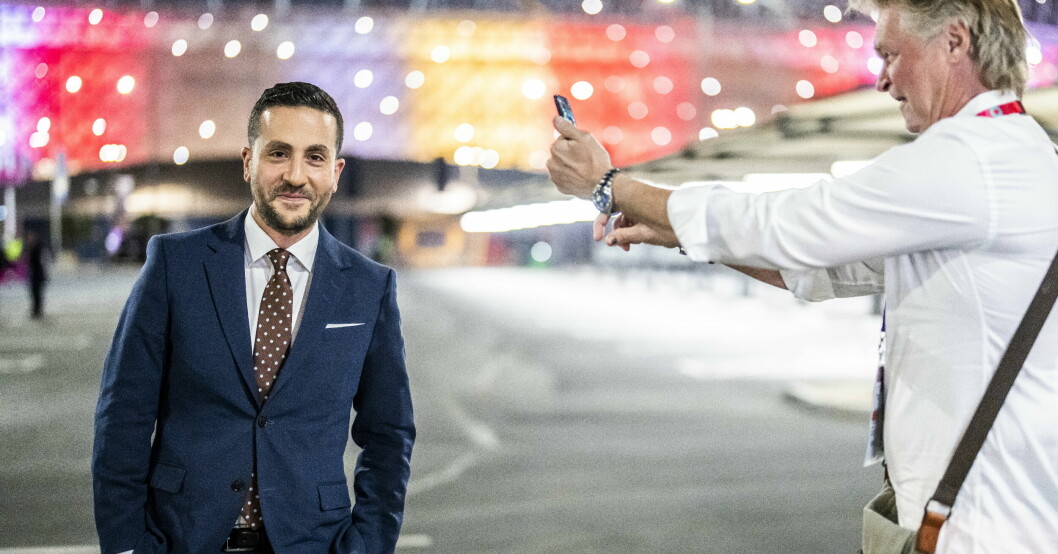 Glenn Strömberg fotograferar SVT-kollegan Johan Kücükaslan utanför arenan i Doha, Qatar. Glenn Strömberg fotograferar SVT-kollegan Johan Kücükaslan utanför arenan i Doha, Qatar.