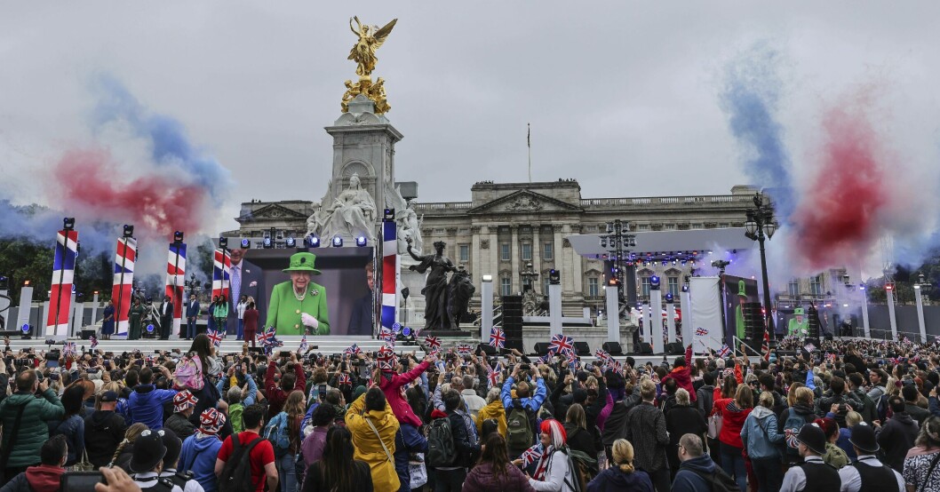 Folkmassan blev helt tokig när drottning Elizabeth klev upp på balkongen. Buckingham Palace