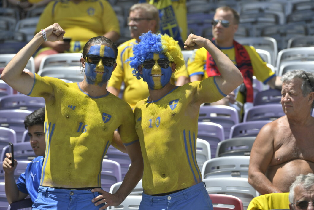 Svenska fotbolls-supportrar.