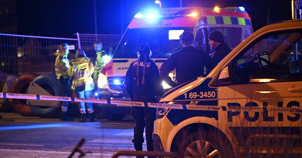 Poliser och ambulanspersonal på plats efter skjutningen i Malmö.