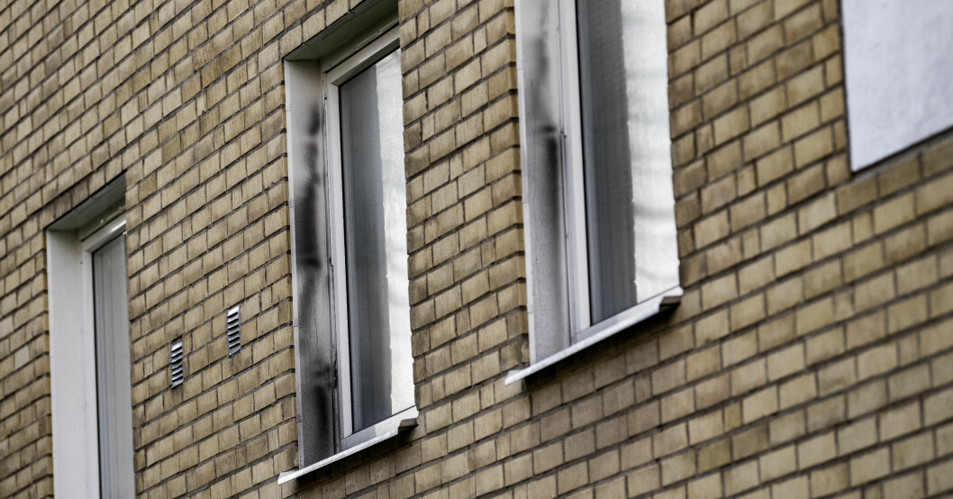 Brandskadad fasad.