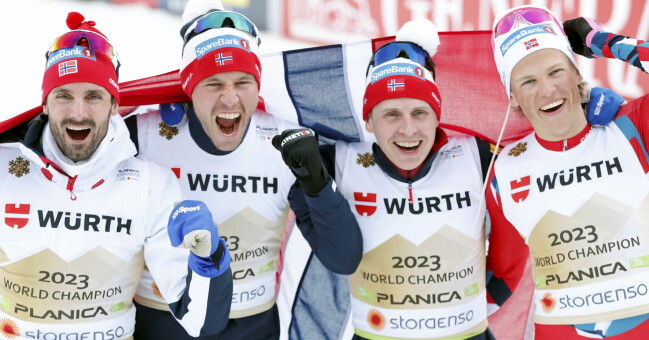 Johannes Høsflot Klæbo (t.h.) spurtade hem guldet till Norge efter sin sistasträcka. Johannes Høsflot Klæbo spurtade hem guldet till Norge efter sin sistasträcka.