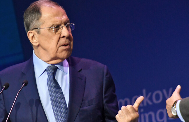 Lavrov anser att jämlikheten mellan könen gått för långt i väst. Lavrov på scen i Moskva.