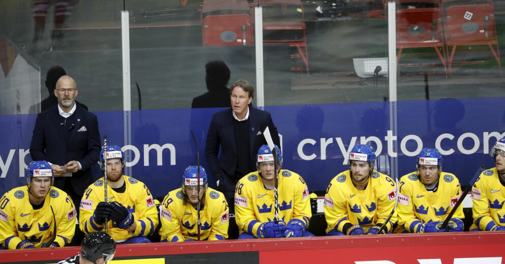 Förbundskapten Johan Garpenlöv och ett dystert Tre Kronor under matchen mot Danmark. Förbundskapten Johan Garpenlöv och ett dystert Tre Kronor under matchen mot Danmark.