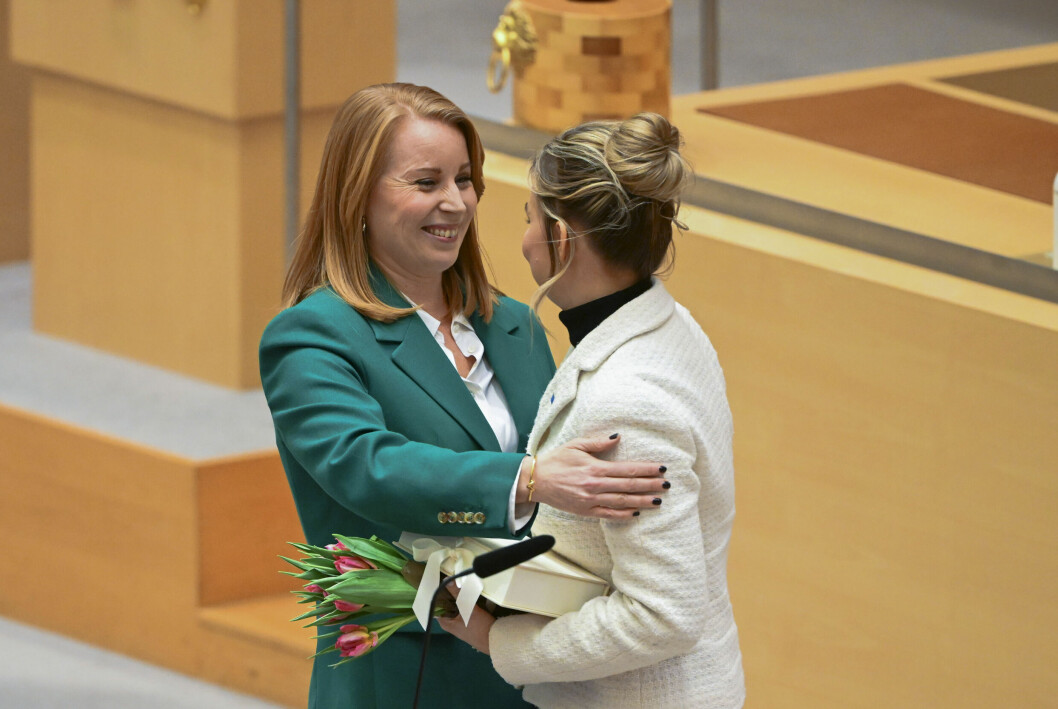 Partiledarna omfamnar varandra efter tacktalet.
