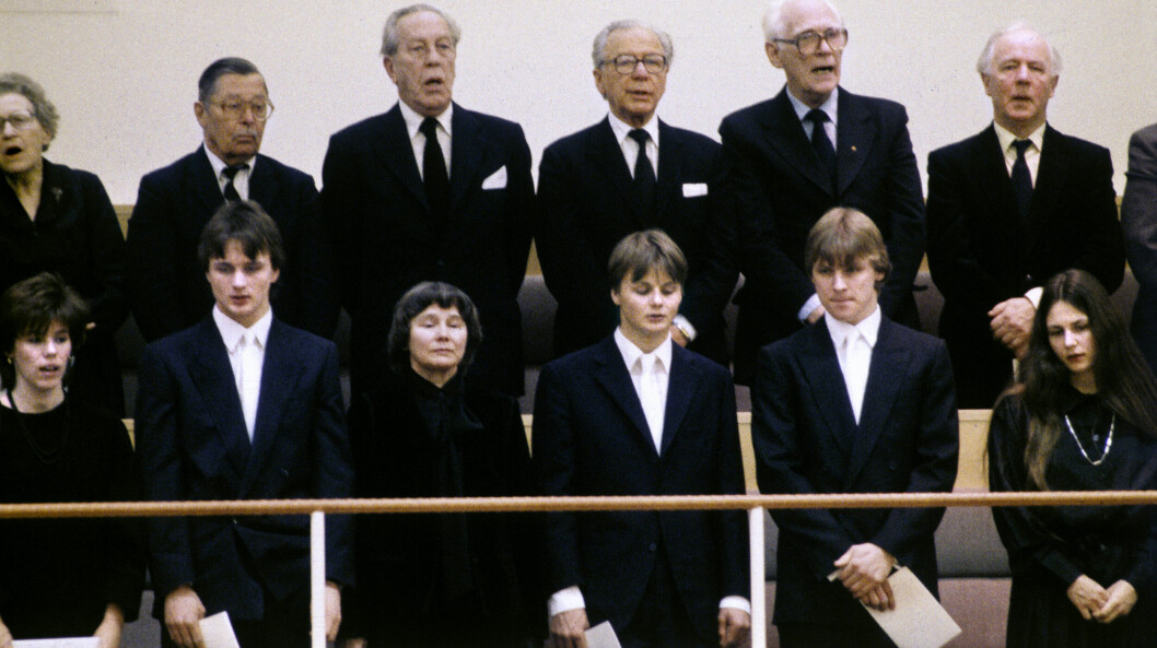 <strong>Lisbeth Palme och sönerna Mårten, Mattias och Joakim med sambon Ann-Sofie Östling under en tyst minut i riksdagen den 10 mars 1986.</strong> Lisbeth Palme och sönerna Mårten, Mattias och Joakim med sambo under en tyst minut i riksdagen den 10 mars 1986.