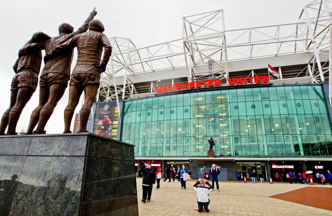 Utanför fotbollsarenan Old Trafford.