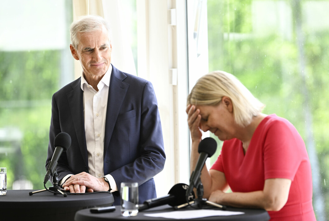 Jonas Gahr Støre tittar på Magdalena Andersson efter hon låtit grodan hoppa ur munnen.