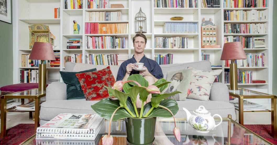 Carl Cederström bestämde sig för att inte ha sex på ett år och bli en så kallad guldmunk. Men det sket sig... Carl Cederström sitter med en tekopp i en soffa.