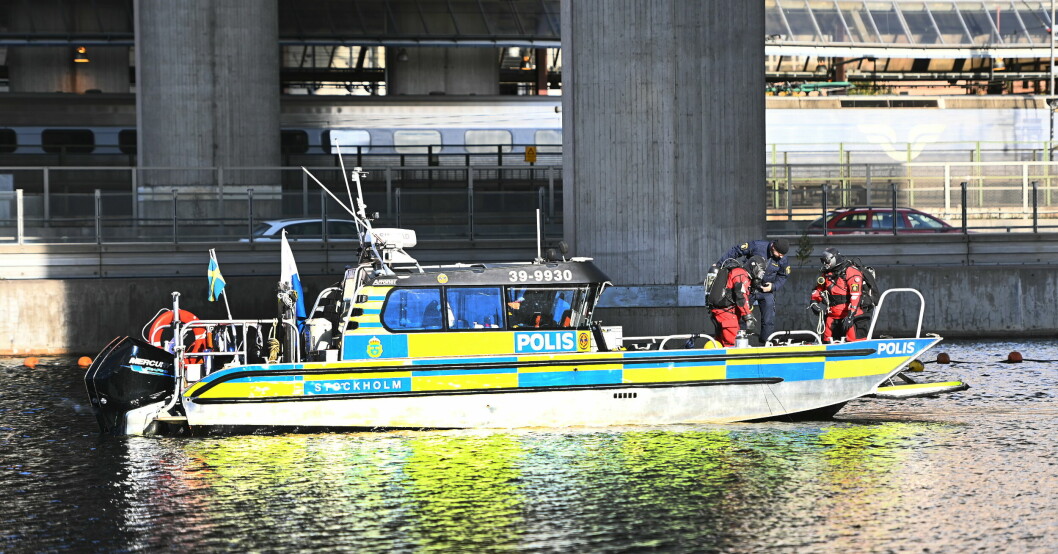 Polisen dyker i Karlbergskanalen. Polisen dyker i Karlbergskanalen
