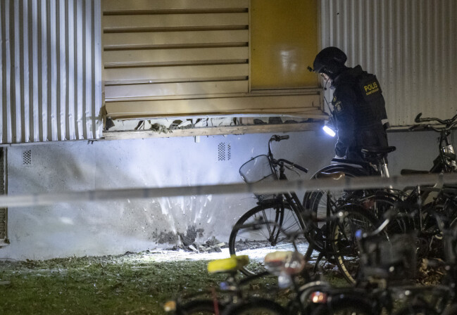 Under natten undersökte bombtekniker platsen. Bombtekniker undersöker platsen.