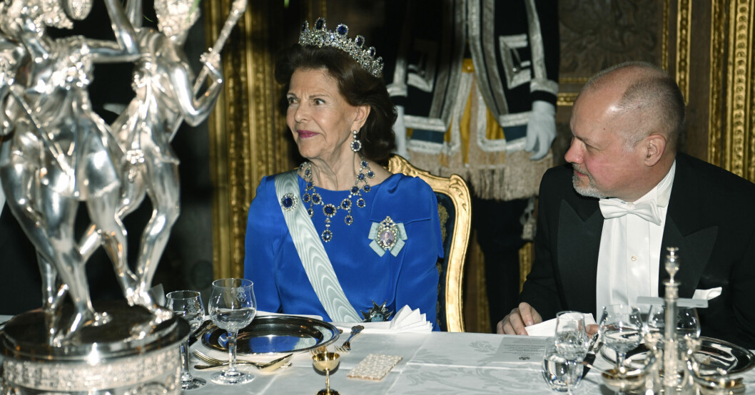 Nyligen satt drottning Silvia och justitieminister Morgan Johansson bredvid varandra under en representationsmiddag. Nu vill han ta bort flaggdagen på hennes födelsedag. Drottning Silvia och Morgan Johansson