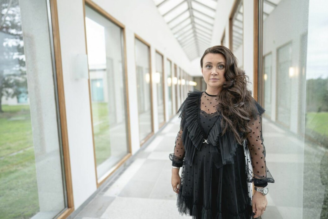 Camilla Läckberg har ett tufft år i ryggen, nu står hon inför en livsförändring för att kunna må bättre. Camilla Läckberg mars 2020