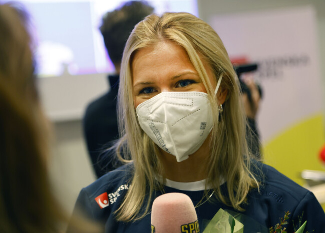 Frida Karlsson mötte pressen på flygplatsen efter VM-succén.
