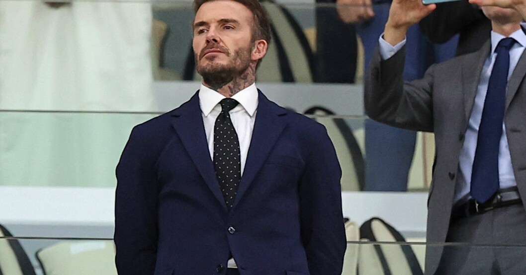 David Beckhams tilltag på julfotot har lämnat följarna i chock. Nu undrar flera om han är avundsjuk på långe sonen Romeo Beckham. David Beckham