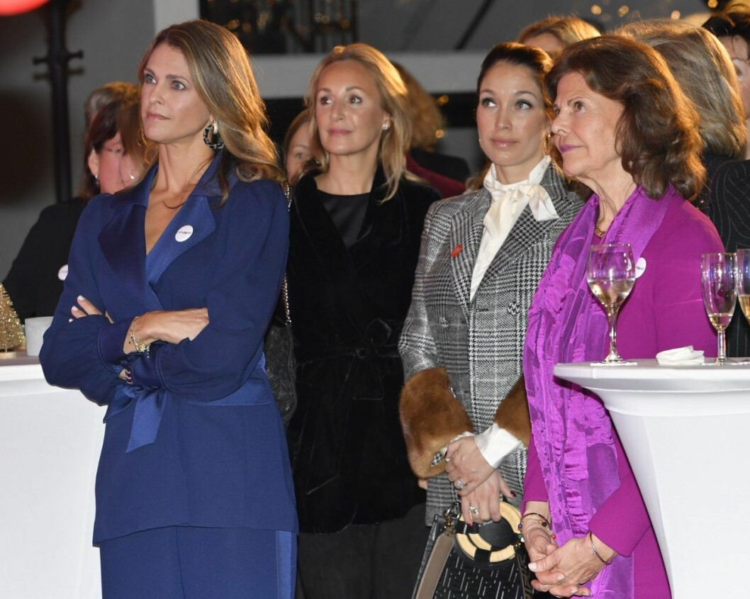 Madeleines vänner Lussan och Katti fanns vid hennes sida under kvällen, likaså mamma drottning Silvia. Prinsessan Madeleine vänner och Silvia på Childhoodpriset 2019