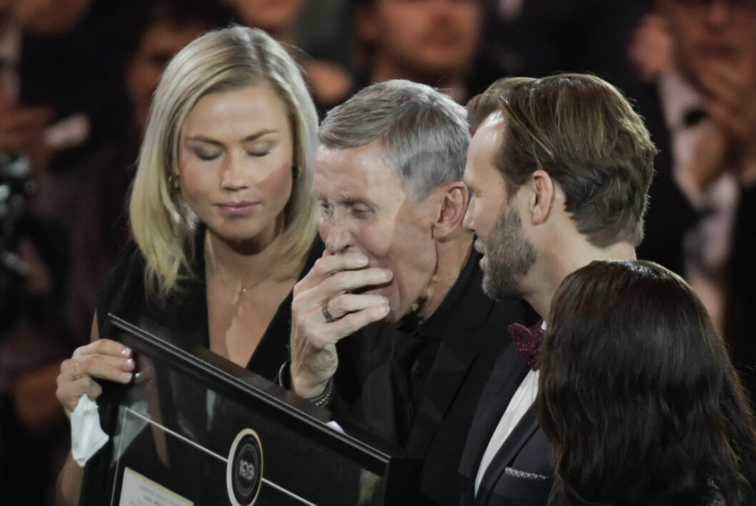 Börje Salming hyllas av publiken och får ta emot ett NHL-pris på scen.