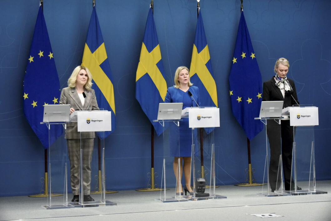 Statsminister Magdalena Andersson (S), socialminister Lena Hallengren och Folkhälsomyndighetens generaldirektör Karin Tegmark Wisell gav dagens glädjebesked. Från och med den 9 februari släpper regeringen restriktioner i Sverige.