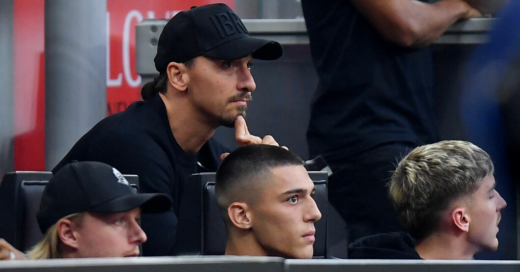 Zlatan på läktaren bakom sina lagkamrater.