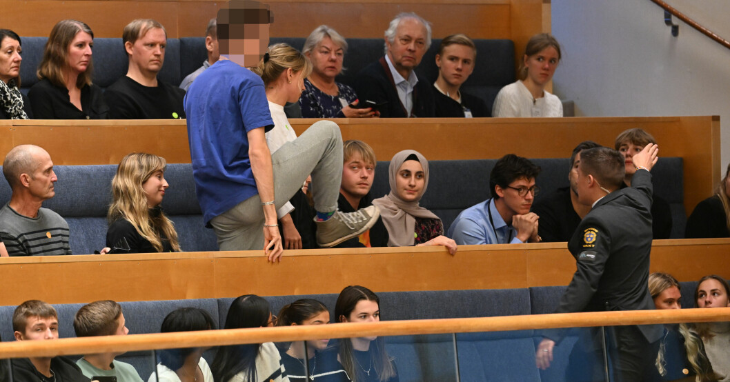 Mannen fördes ut av skyddsvakter och greps senare av polis. Mannen som skrek på läktaren under omröstningen.