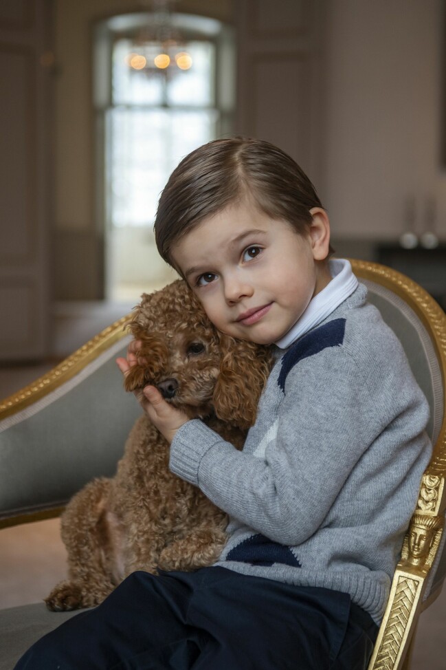 Prins Oscars födelsedagsfoto 2021. Även då med hunden Rio som han håller så kär.
