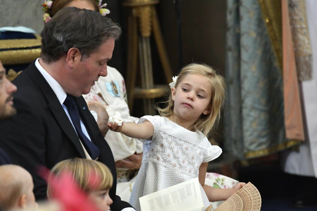 Prinsessan Estelle på lilla syster adriennes dop