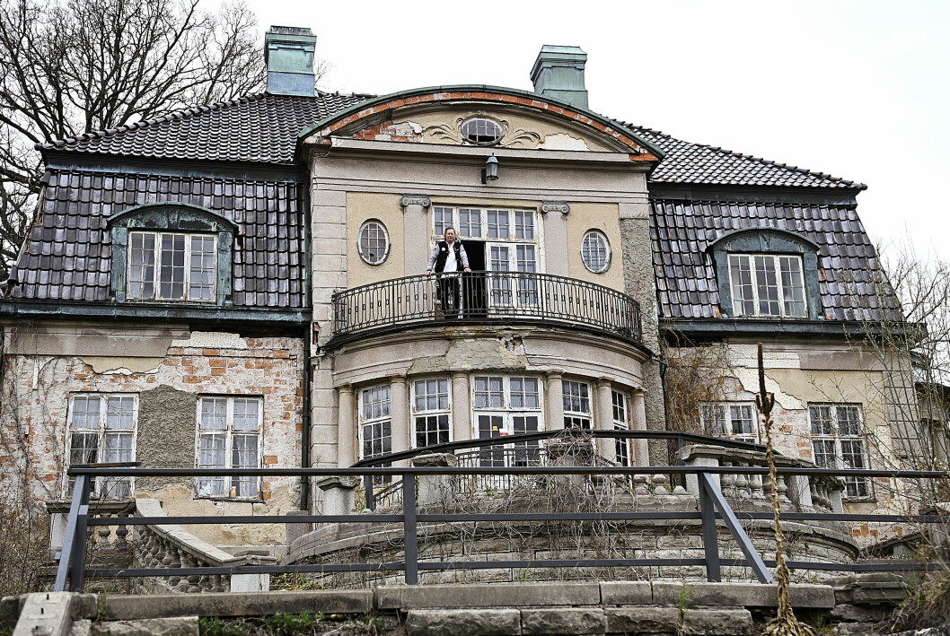 Leif R Carlsson står på balkongen på Villa Kassmans första våning.