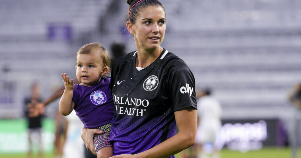 Alex Morgan spelar till vardags i fotbollslaget Orlando Pride. Här är hon med dottern Charlie. Alex Morgan med dottern Charlie