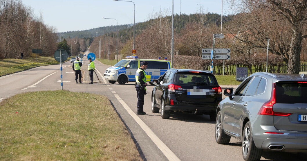 Polisen spärrade av vägen i jakten på mannen. Främst för att skydda andra. Polisen spärrade av vägen i jakten på mannen. Främst för att skydda andra.
