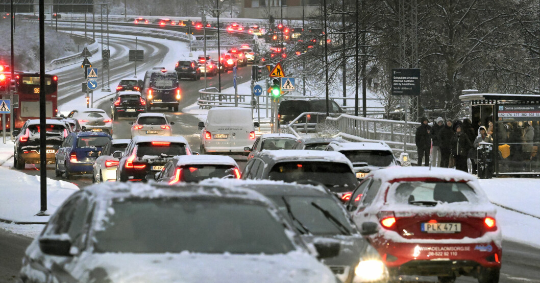 Långa bilköer väntas under fredagen, dagen före julafton.