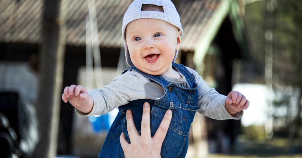 En glad bebis i parken. Undrar vad den här lilla krabaten kan heta? En glad bebis i parken. Undrar vad den här lilla krabaten kan heta?