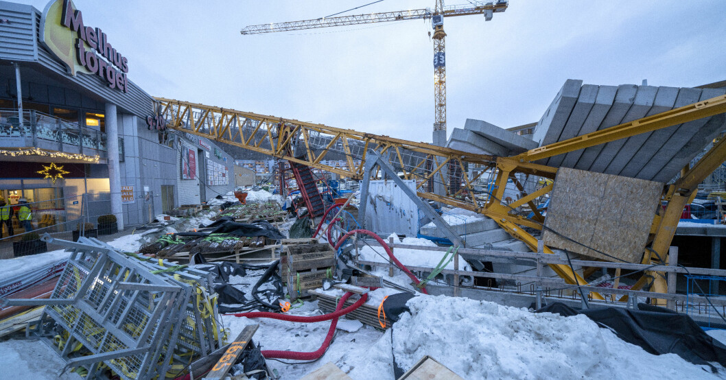 Kranen ligger in över köpcentret efter olyckan.