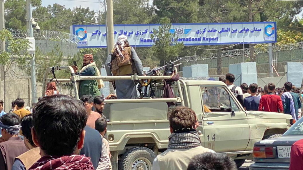 Talibaner håller vakt vid Hamid Karzai flygplatsen. Talibaner håller vakt vid Hamid Karzai flygplatsen.