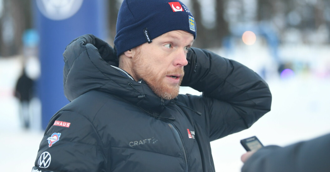 Landslagschefen Anders Byström funderade på om det var så bra att Frida Karlsson pratade med media efter lördagens skiathlon. Anders Byström